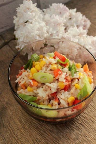 Kolorowa sałatka ryżowa z tuńczykiem