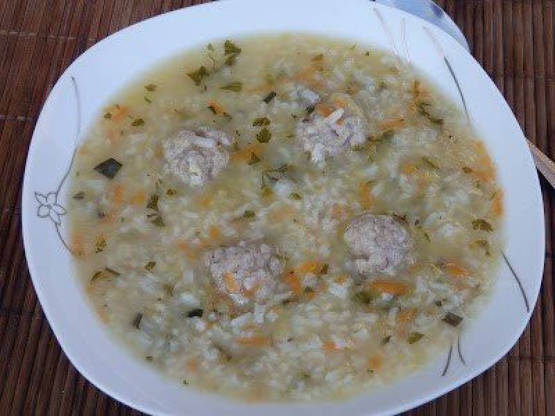 Zupa ogórkowa z ryżem i pulpecikami