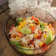 Kolorowa sałatka ryżowa z tuńczykiem