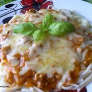 MAKARON SPAGHETTI Z SOSEM POMIDOROWYM Z MIĘSEM MIELONYM