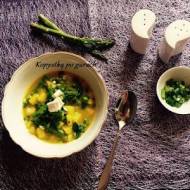 Zupa ze zielonych szparagów i ziemniaków, z dodatkiem fety i szczypiorku.