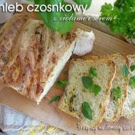 Chleb czosnkowy z ziołami i serem