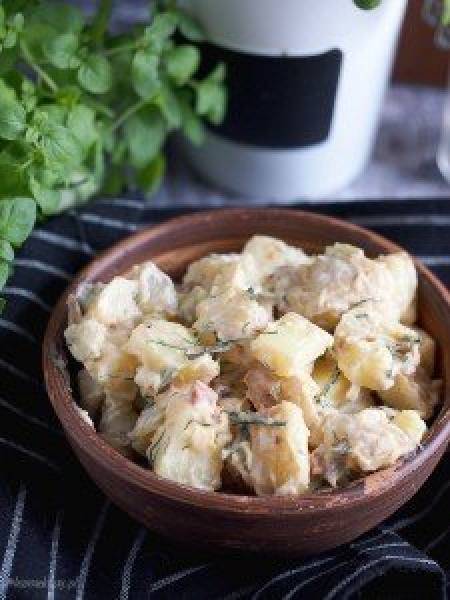 Sałatka ziemniaczana z boczkiem i ogórkami kiszonymi / Potato salad with bacon and dill pickles