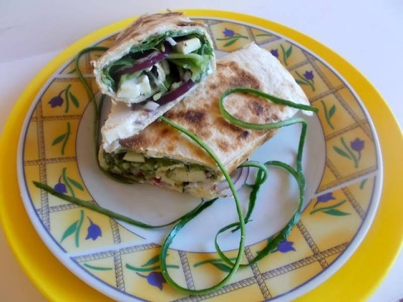 Wraps z mozzarellą i ogórkiem.