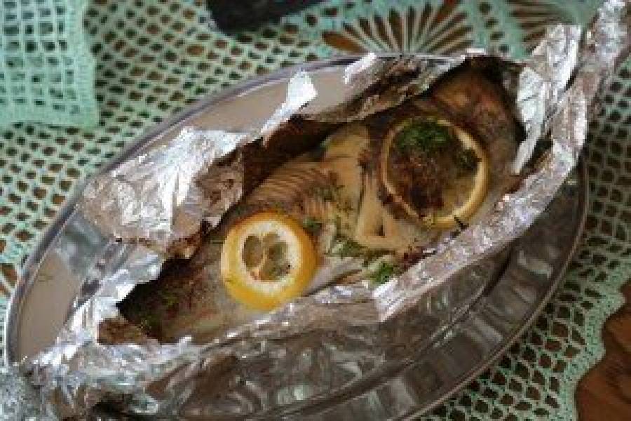 Ryba z grilla lub piekarnika nadziewana warzywami