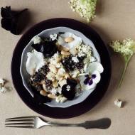 Czarno-biała sałatka kwiatowa z quinoą, fasolą i skorzonerą
