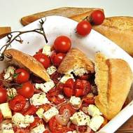 Ser feta zapiekany z pomidorami i czosnkiem