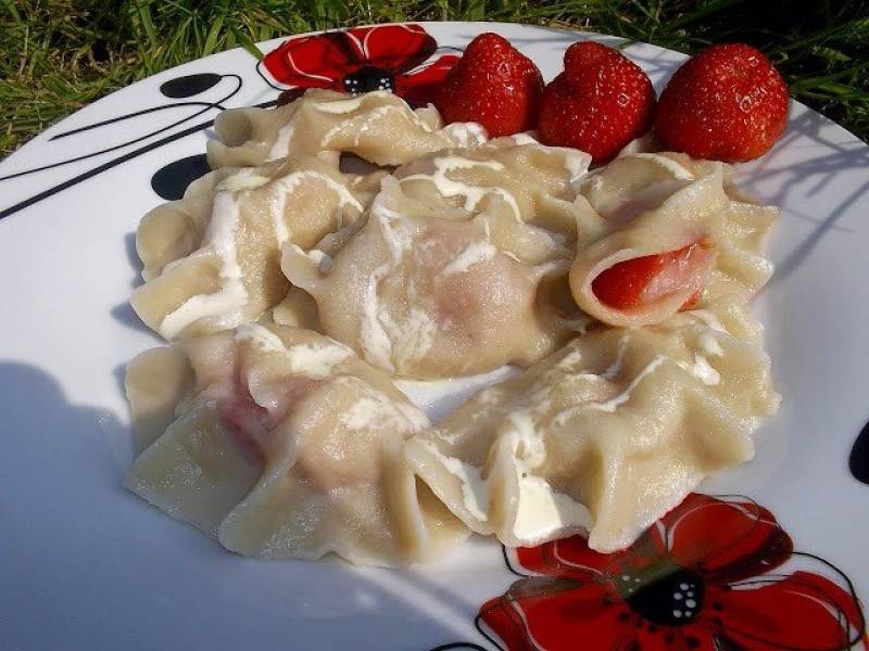 PIEROGI Z TRUSKAWKAMI