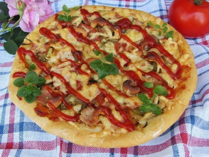 Pizza z szynką, pomidorem, ogórkiem kiszonym i orzechami nerkowca