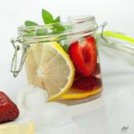 Zdrowa woda z truskawkami, cytryną i miętą