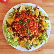 Soczewicowa meksykańska sałatka nachos z pomidorową salsą