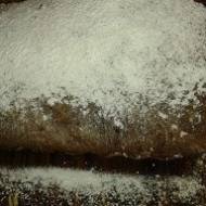 Tania babka drożdżowa z cukrem pudrem