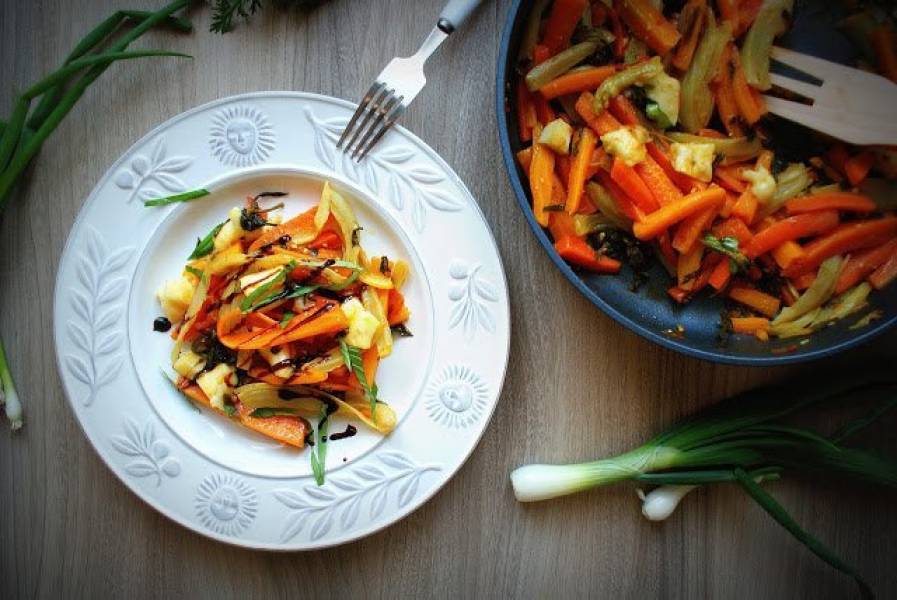 Marchewka z fenkułem duszone w patelni z serem owczym i sosem balsamicznym