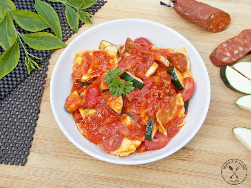 Ravioli w sosie pomidorowym z chorizo