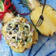 Sałatka w ananasie (z wędzonym kurczakiem)