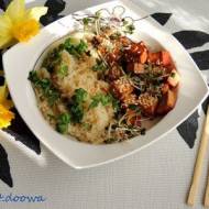 Azjatycki ryż z tofu i sezamem