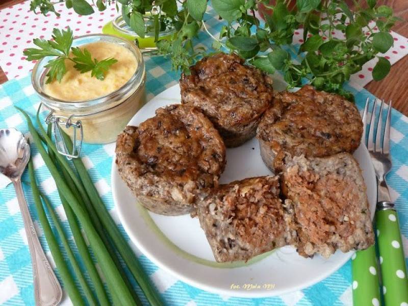 Muffiny jęczmienne z wołowym klopsikiem i sosem kukurydzianym
