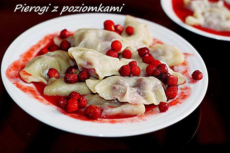 Pierogi z poziomkami i musem poziomkowym