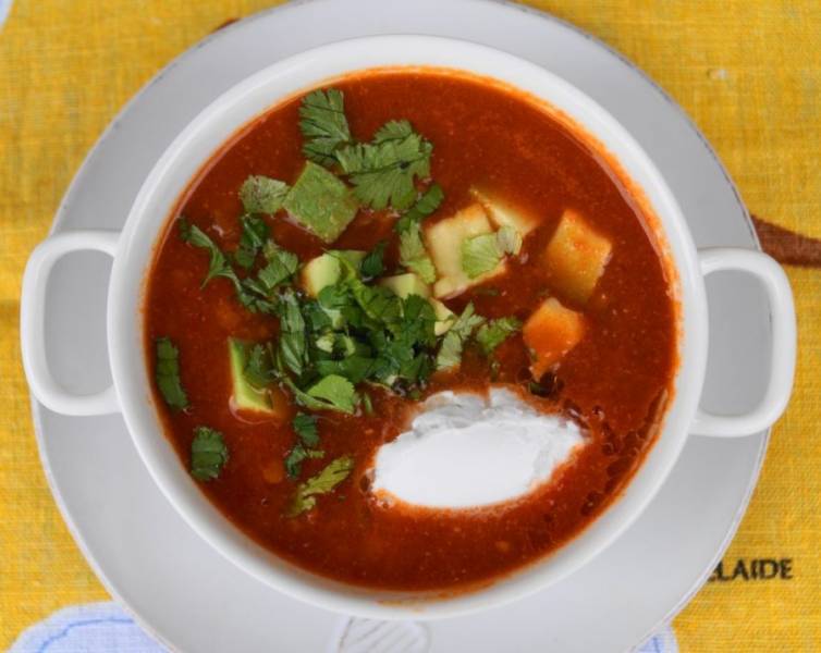 Pomidorowa zupa z soczewicą i avocado