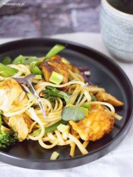 Makaron z łososiem i brokułami / Salmon noodles with broccolini