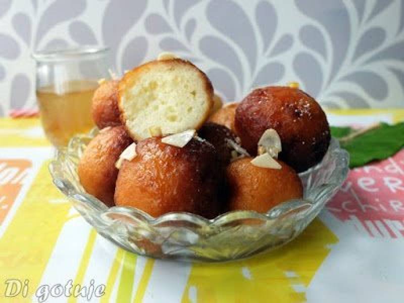 Gulab Jaman - pakistańskie mini pączki z mleka w proszku (w syropie pomarańczowym)