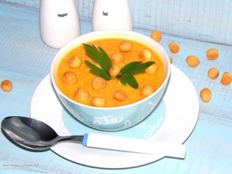 Zupa krem z marchewki z parmezanem i groszkiem ptysiowym Brześć.