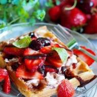 Gofry z palonym masłem i truskawkami / Brown butter waffles with strawberries