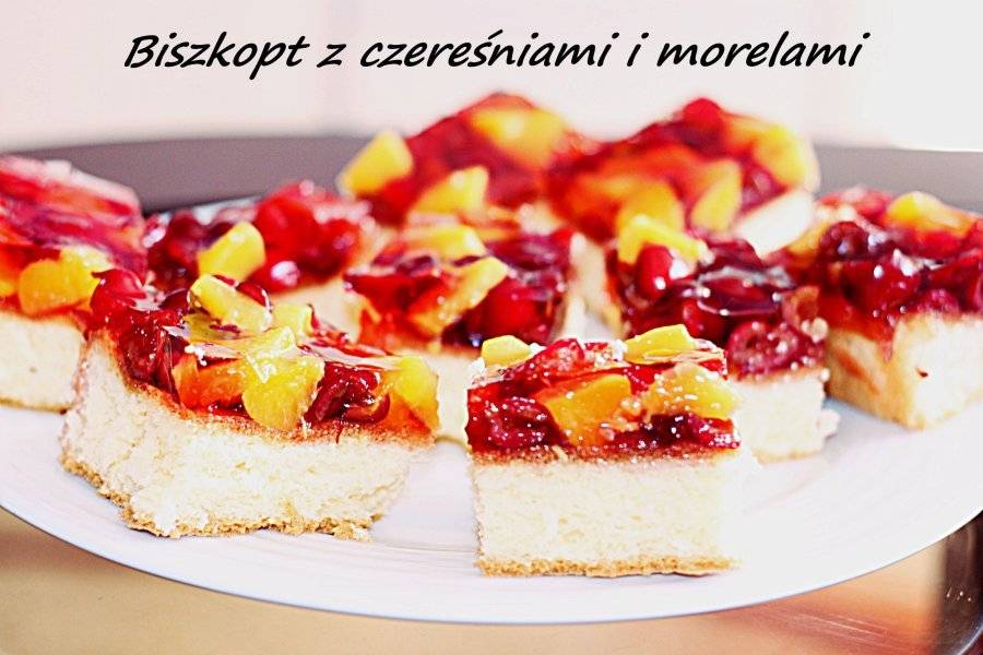 Biszkopt z czereśniami,morelami i galaretką