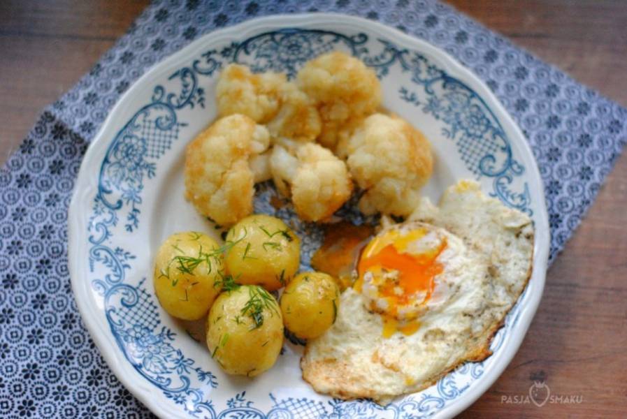 Kalafior z jajkiem sadzonym i młodymi ziemniakami