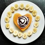 Pancakes jaglane z bananem i polewą czekoladową