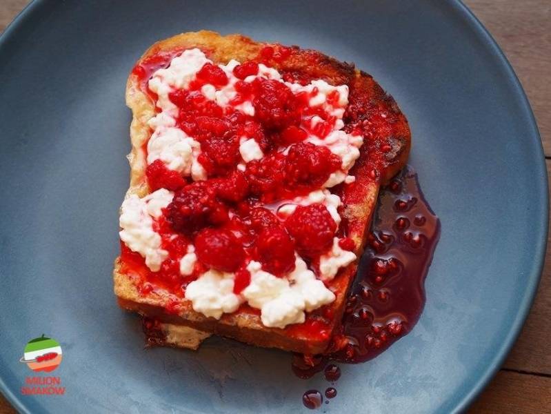 Smażone ciasto drożdżowe z twarogiem i karmelizowanymi malinami