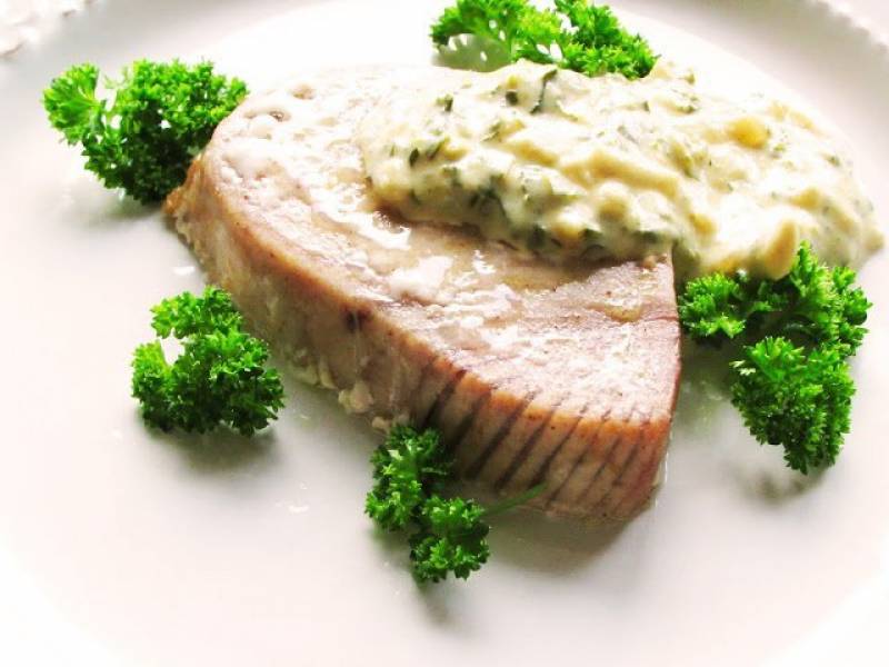 Stek z tuńczyka pieczony, podany z sosem musztardowym na winie i frytkami