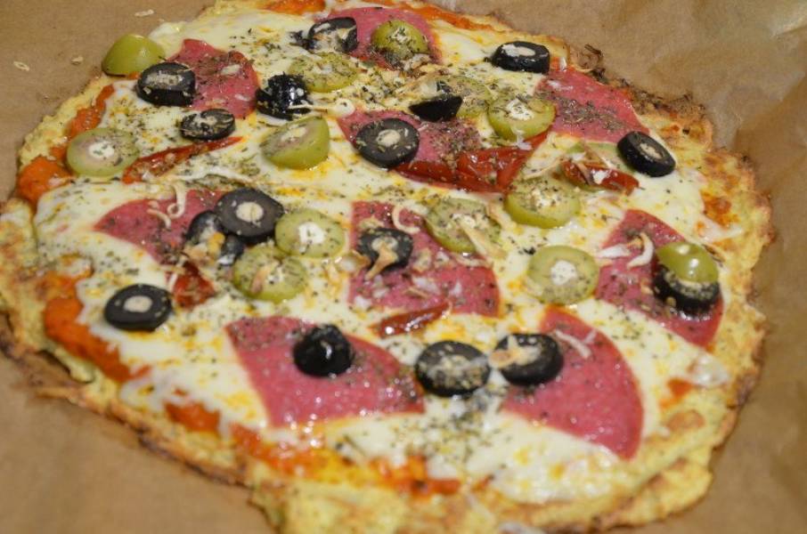 Pizza na spodzie kalafiorowym (low-carb)