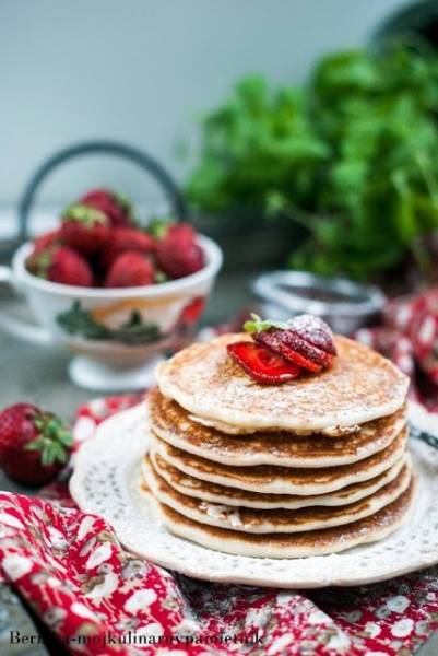 Bezglutenowe pancakes z truskawkami