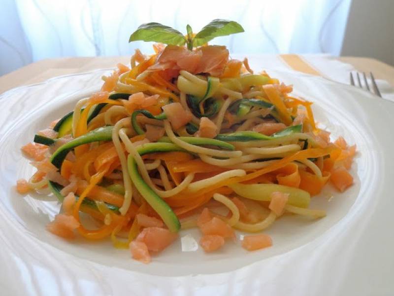 Pasta ze spaghetti z marchewki, cukinii z wędzonym łososiem (Spaghetti con carote, zucchine e salmone affumicato)