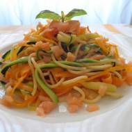 Pasta ze spaghetti z marchewki, cukinii z wędzonym łososiem (Spaghetti con carote, zucchine e salmone affumicato)