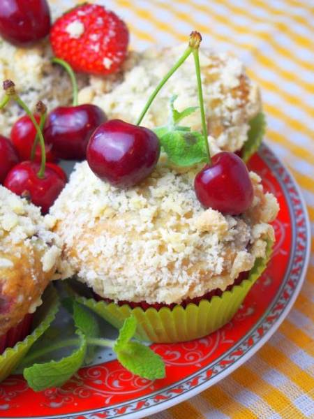 Muffinki z truskawkami, czereśniami i migdałową kruszonką