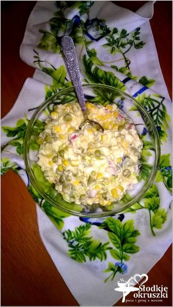 Szybka sałatka jajeczna z porem, kukurydzą, groszkiem i rzodkiewką