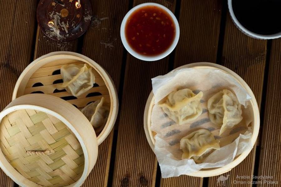 Tradycyjne chińskie pierożki jiaozi gotowane na parze