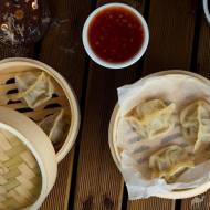 Tradycyjne chińskie pierożki jiaozi gotowane na parze