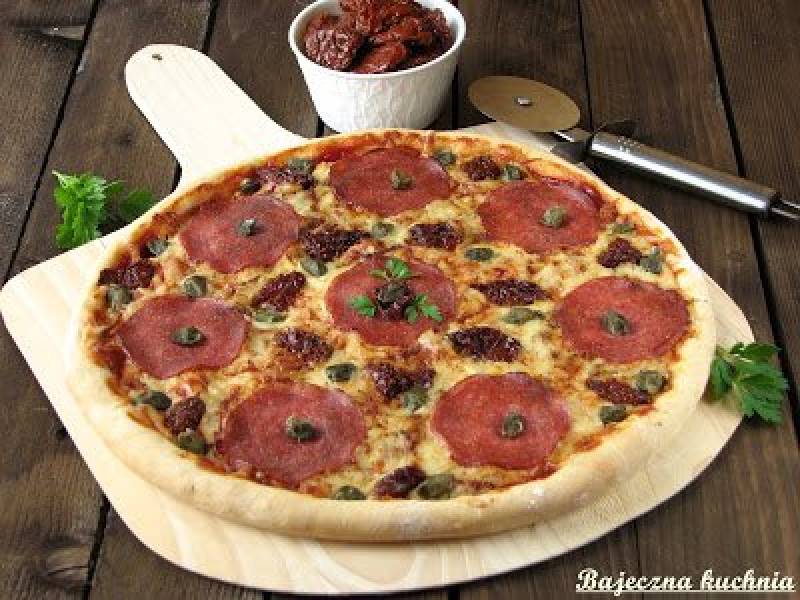 Pizza z salami i suszonymi pomidorami