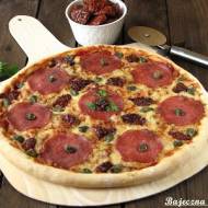 Pizza z salami i suszonymi pomidorami