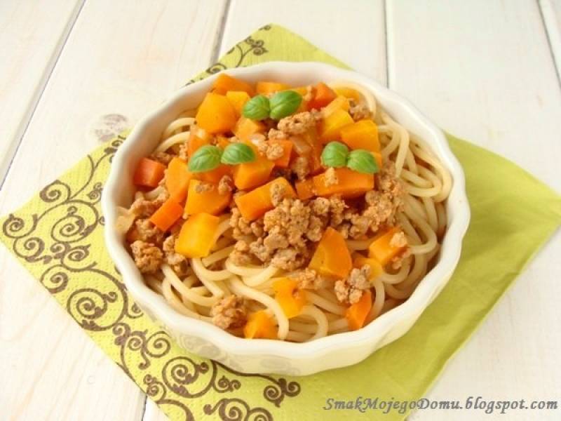Spaghetti z mięsem i marchewką