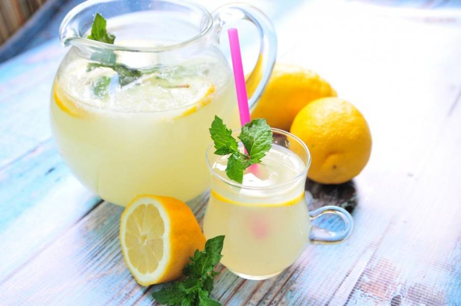 Lemoniada cytrynowa z miętą