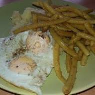 Piątkowy obiad we wtorek. Jajko sadzone z purée ziemniaczanym oraz z fasolką.