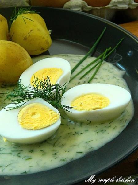 Jajka w sosie koperkowym