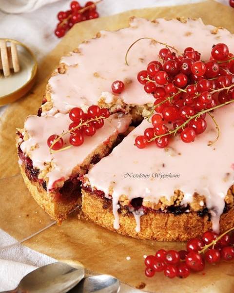 Kruche ciasto z czerwoną porzeczką i różowym lukrem
