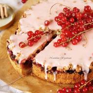 Kruche ciasto z czerwoną porzeczką i różowym lukrem