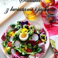 Śniadaniowa sałatka z kwiatami i jajkiem