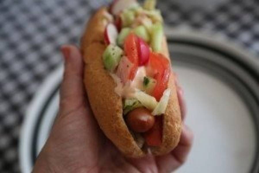 Hot dog z parówką i sałatką